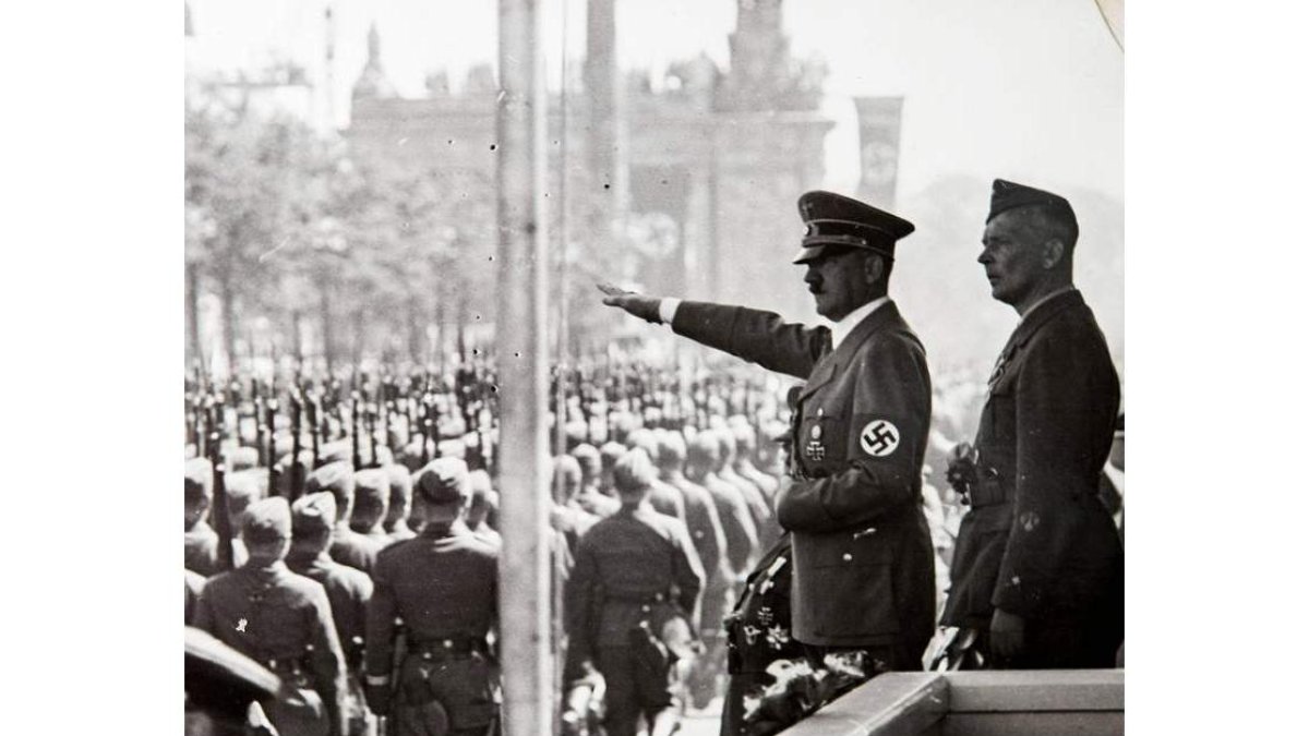 Hitler con el jefe de la Legión Cóndor, Wolfram Von Richthofen, en un desfile de las tropas en Berlín. ARCHIVO