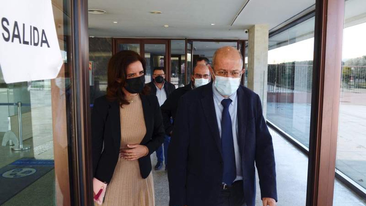 Francisco Igea junto a Ana Carlota Amigo y otros miembros de su equipo, ayer. NACHO GALLEGO
