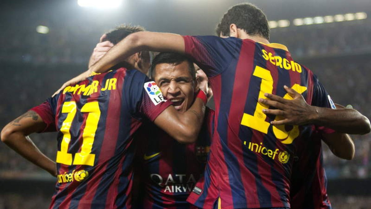 Alexis Sánchez, en el centro, celebra con sus compañeros el gol que dio el triunfo al Barça frente al Real Madrid durante el partido de la décima jornada de Liga de Primera División, disputado en el Camp Nou.