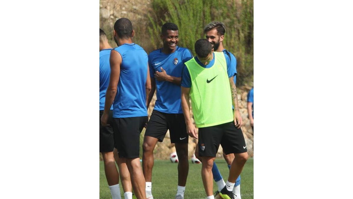 Bolaños, durante un entrenamiento en el Anexo del Toralín junto a sus compañeros. L. DE LA MATA