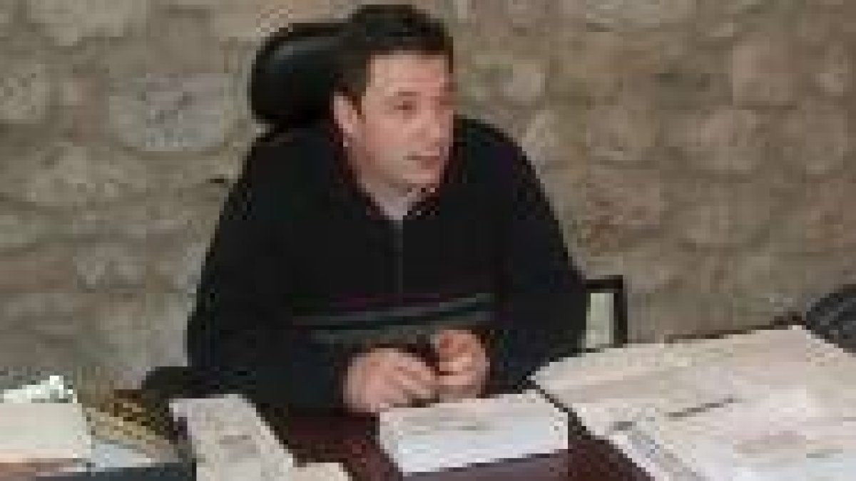 El alcalde de Cármenes, Gonzalo González, en su despacho municipal en una imagen de archivo