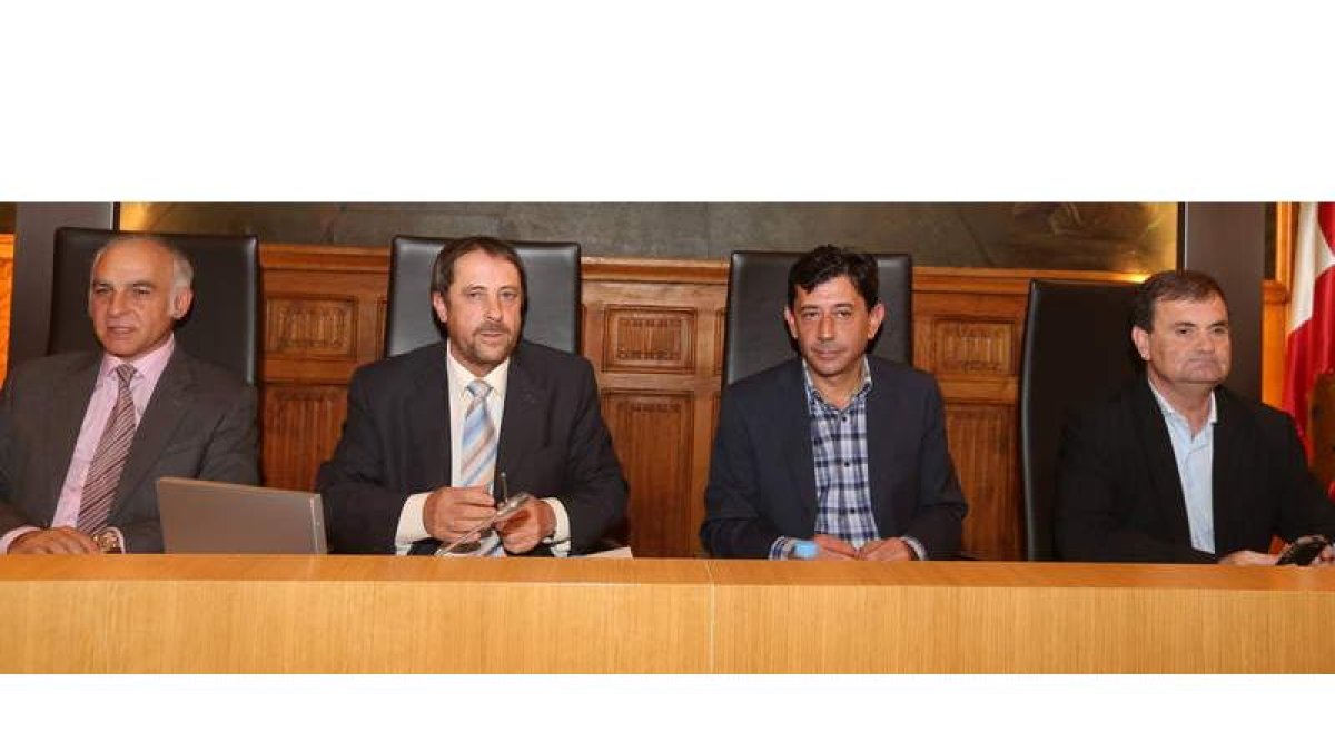 El vicepresidente tercero, Miguel Ángel del Egido, el segundo, Lupicinio Rodrigo, el portavoz, Jaime González, y el tercero, Velasco