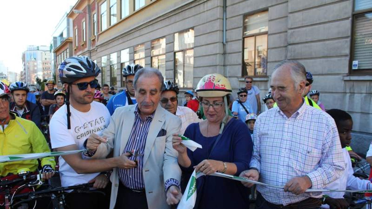 Manuel Orellana y la edil Martín-Granizo cortan la cinta.