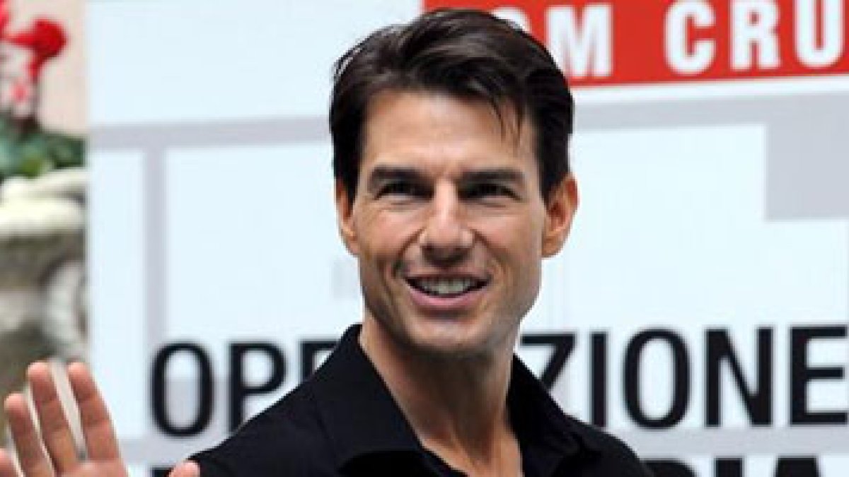El actor estadounidense Tom Cruise saluda a la prensa.