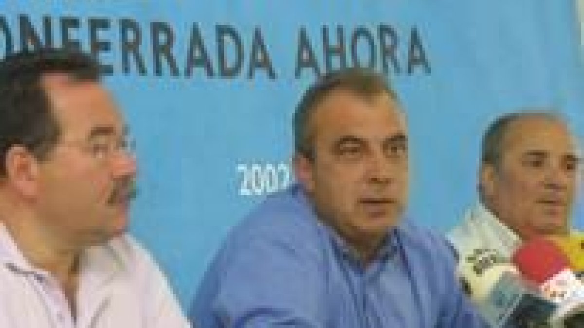 José Giménez, flanqueado ayer en rueda de prensa por González Saavedra (izquierda) y Pedro Nieto