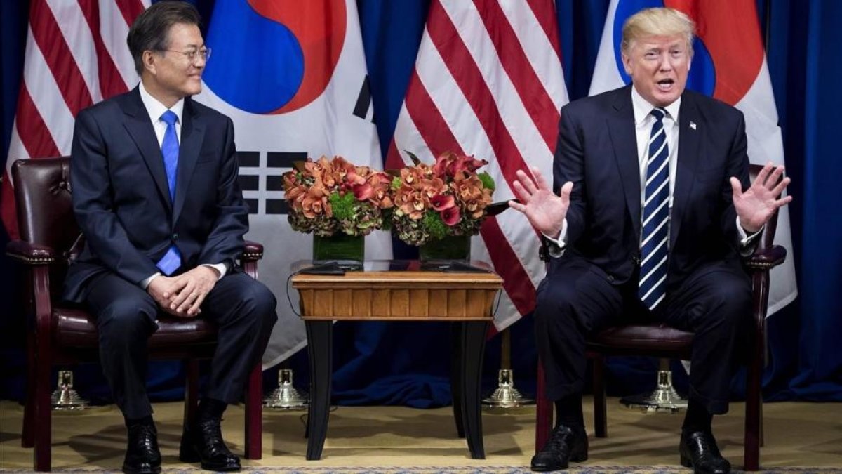Moon Jae-in escucha a Trump durante una declaración del presidente de EEUU a la prensa, en el Palace Hotel, en Nueva York, el 21 de septiembre