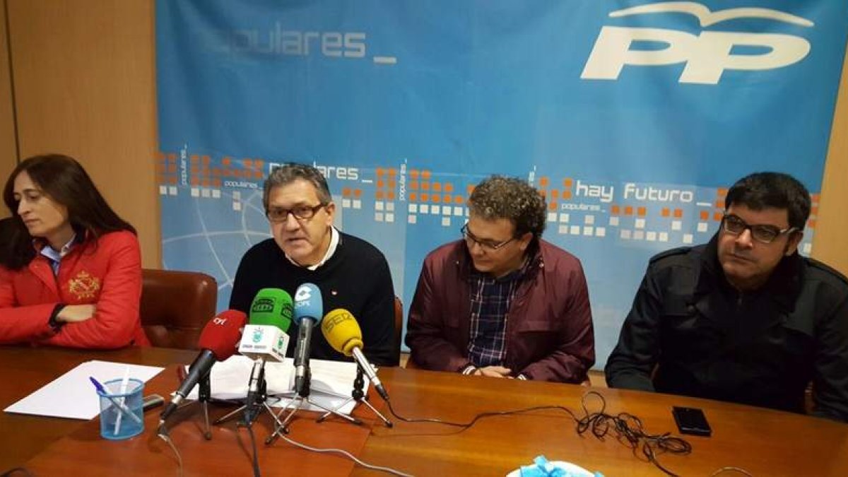 Adolfo Canedo, ayer en la sede del PP con sus ediles a la hora de desvelar la sentencia de TC. DL