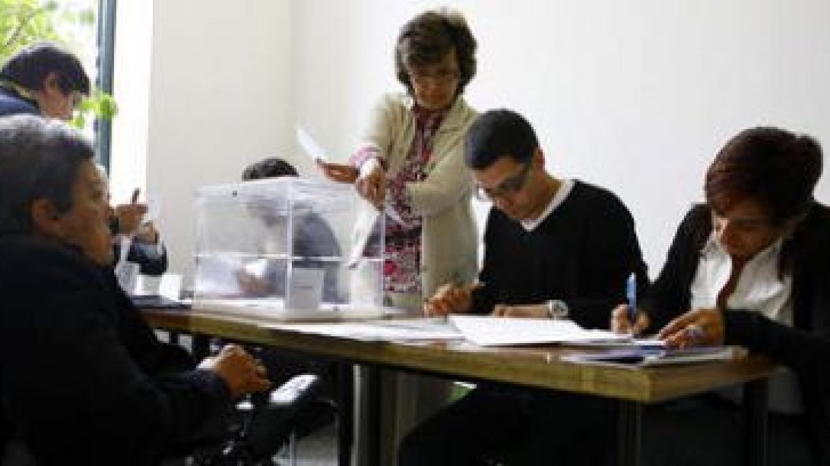Sara Miranda, en el momento de votar; esta vez sí pudo acercarse a la mesa donde estaba la urna.