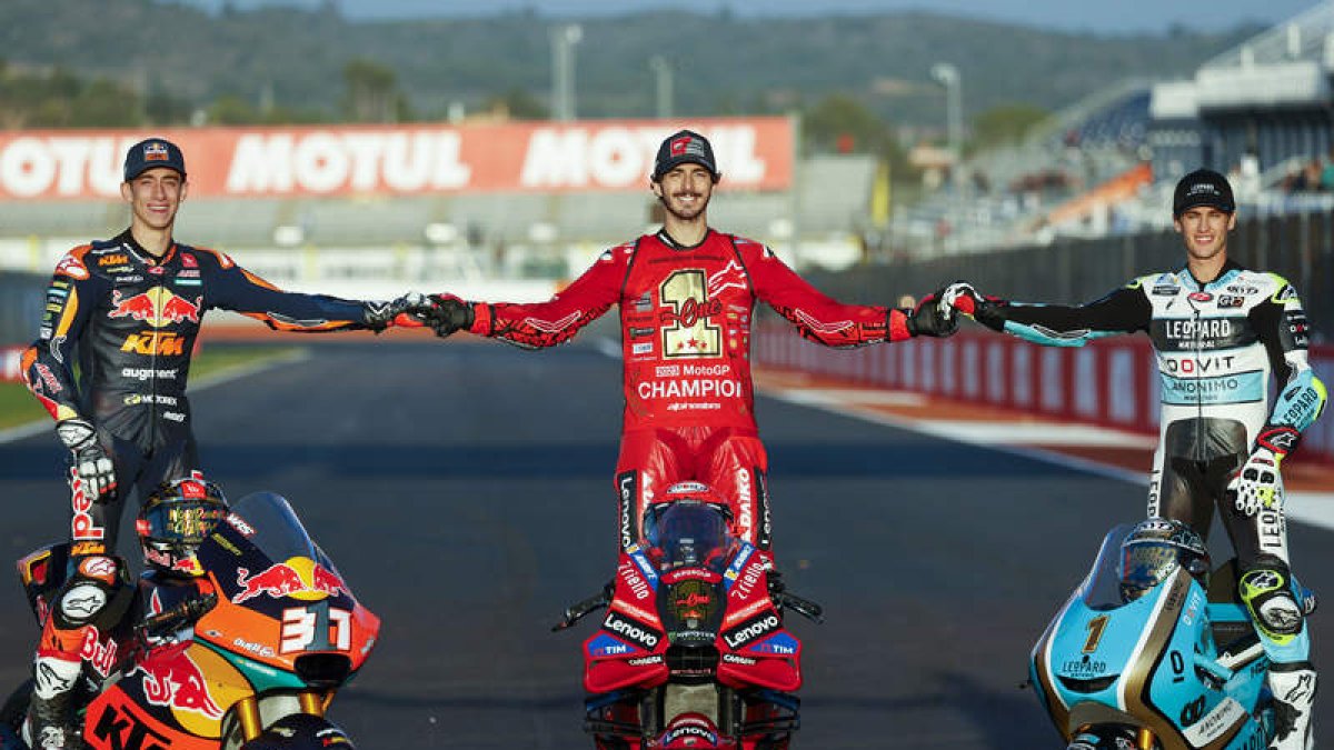 Masiá (Moto3), Bagnaia (MotoGP) y Acosta (Moto2), los tres triunfadores del Mundial 2023. ALIÑO
