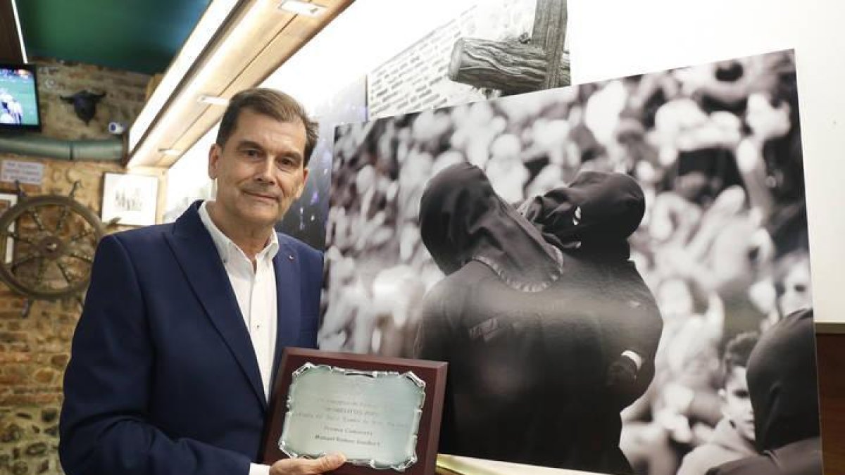 Manuel Ramos Guallart con su fotografía premiada al fondo.