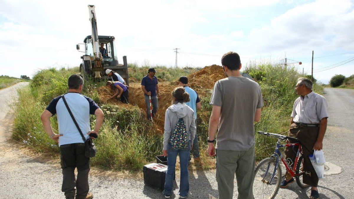Exhumación de otra fosa anterior en Magaz de Abajo, en agosto de 2008. L. DE LA MATA