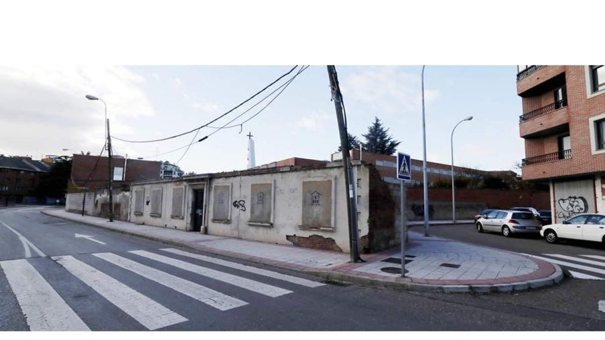 Imagen exterior de la finca urbana, rodeada de bloques de hormigón, que la Diputación subasta por 950.000 euros; está al lado del futuro centro de salud del Ejido. RAMIRO