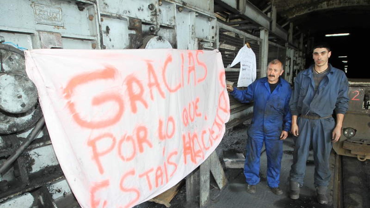 Los compañeros de los encerrados bajaron ayer esta pancarta de agradecimiento.