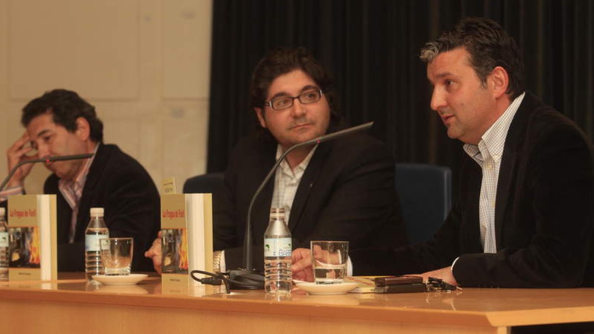 Manuel Cuenya, flanqueado por el director del Bergidum y el delegado del Diario de León.