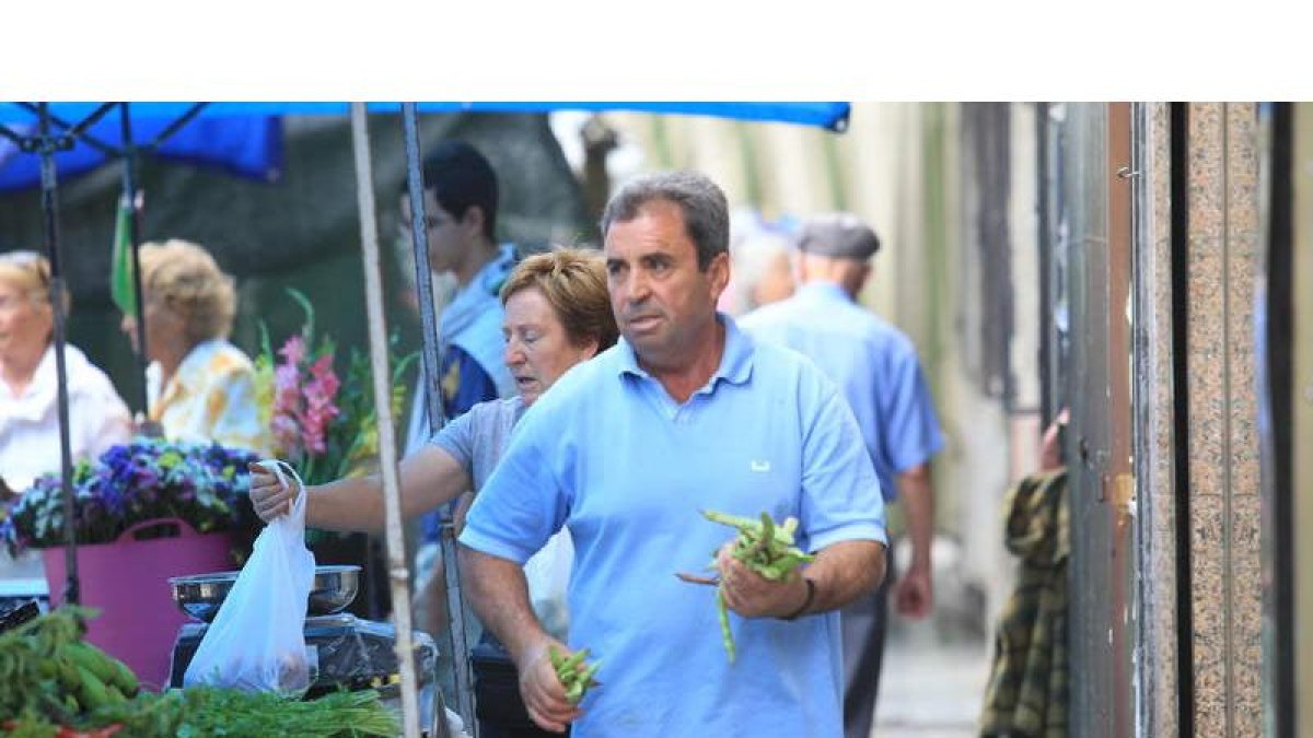 Juan Muñoz, al frente de su puesto de frutas y verduras.