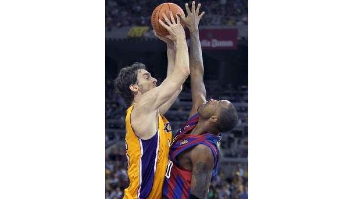 Terence Morris trata de taponar el lanzamiento de Gasol.