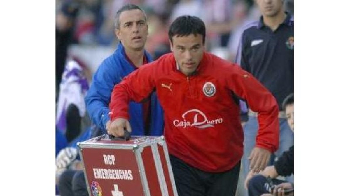 Un sanitario corre con el maletín que la Liga ha dado a los clubes de Primera y Segunda.