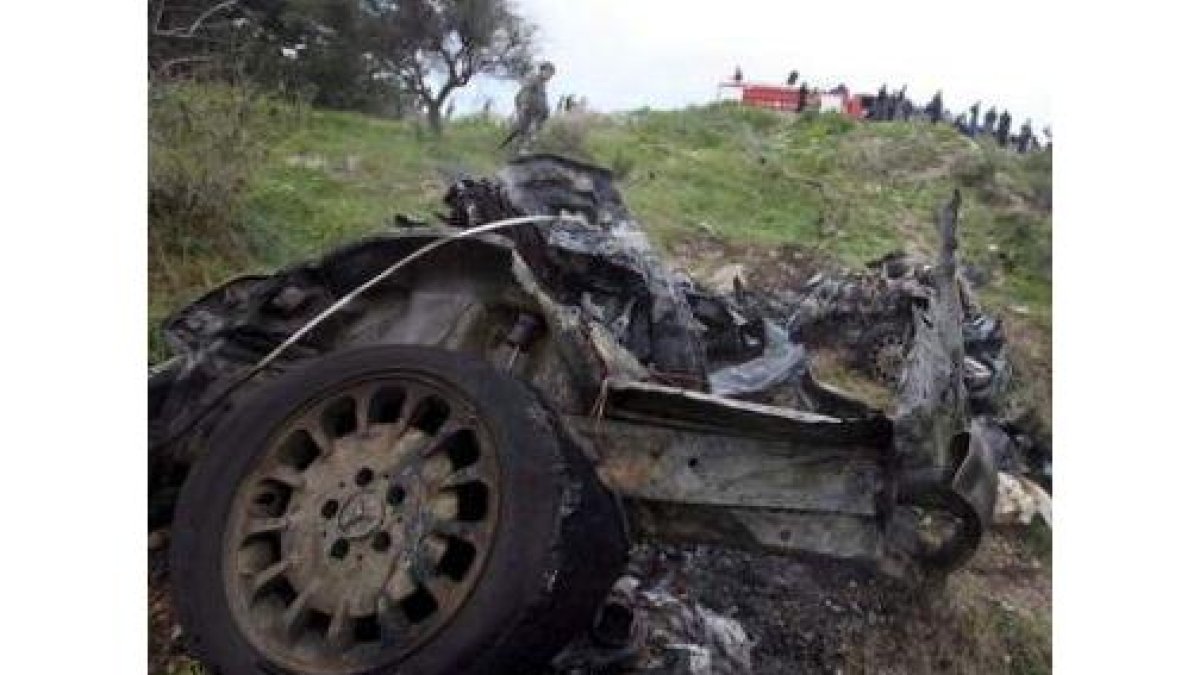 Soldados libaneses inspeccionan el lugar donde explotó la bomba