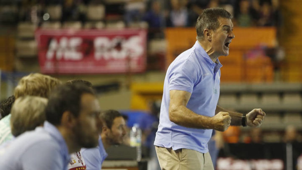 Cadenas durante un momento del partido. JESÚS F. SALVADORES