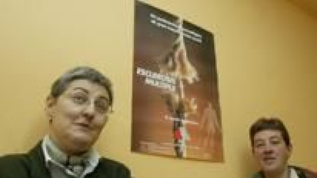 A la izquierda, la vicepresidenta de Aldem, Carmen Cabo, y una de las afectadas, María Beirán