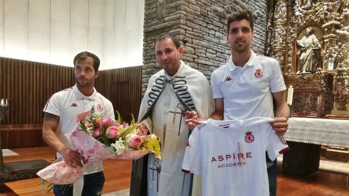 Los capitanes de la Cultural, Antonio Martínez e Iván González, durante la ofrenda a la Virgen del Camino. DL