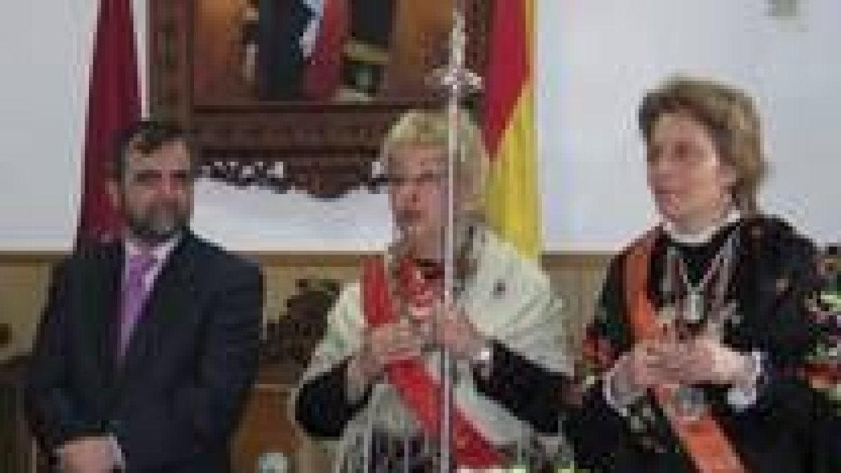 Natividad Cordero, entre el alcalde y María Victoria Álvarez, su antecesora como águeda de honor