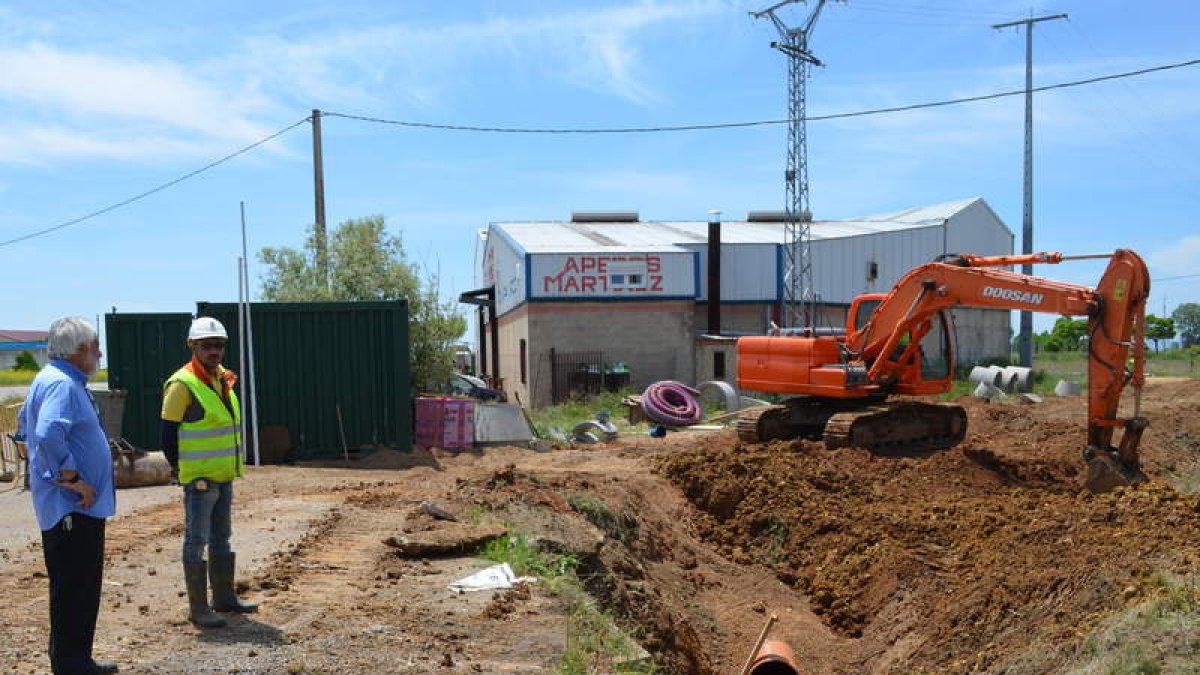 Las máquinas trabajaban ayer en la zona de circunvalación de Santa María del Páramo. MEDINA