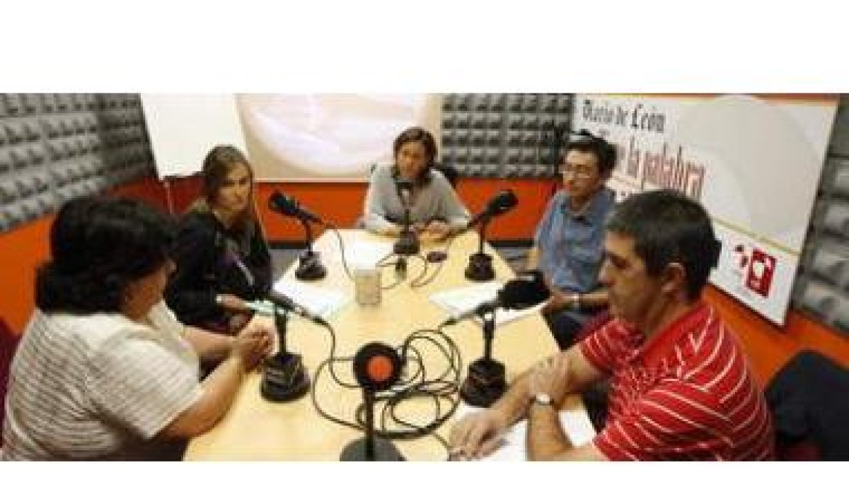Mercedes Fernández, Cristina Fernández, la moderadora Nuria González, Javier Ampudia y Jesús Sánchez