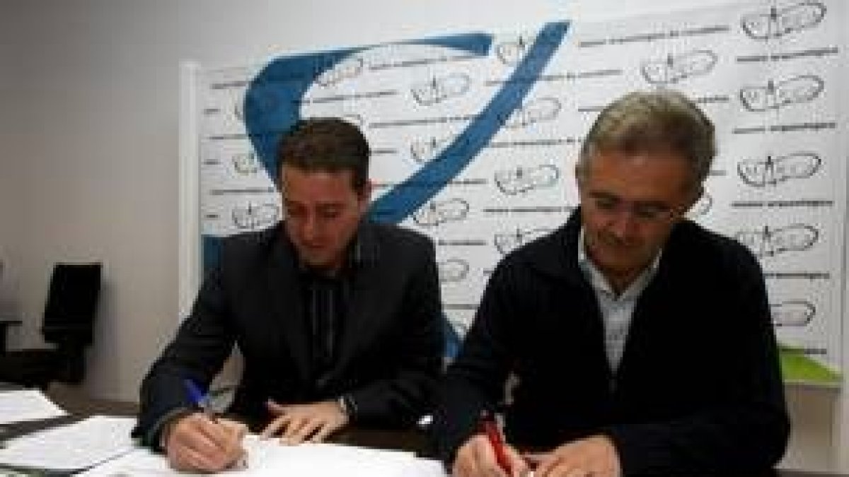 José Manuel Sánchez y Santiago Rodríguez ayer durante la firma del convenio