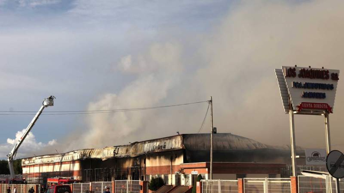 Labores de extinción en la nave de Pinillos de Polendos, a última hora de la tarde.