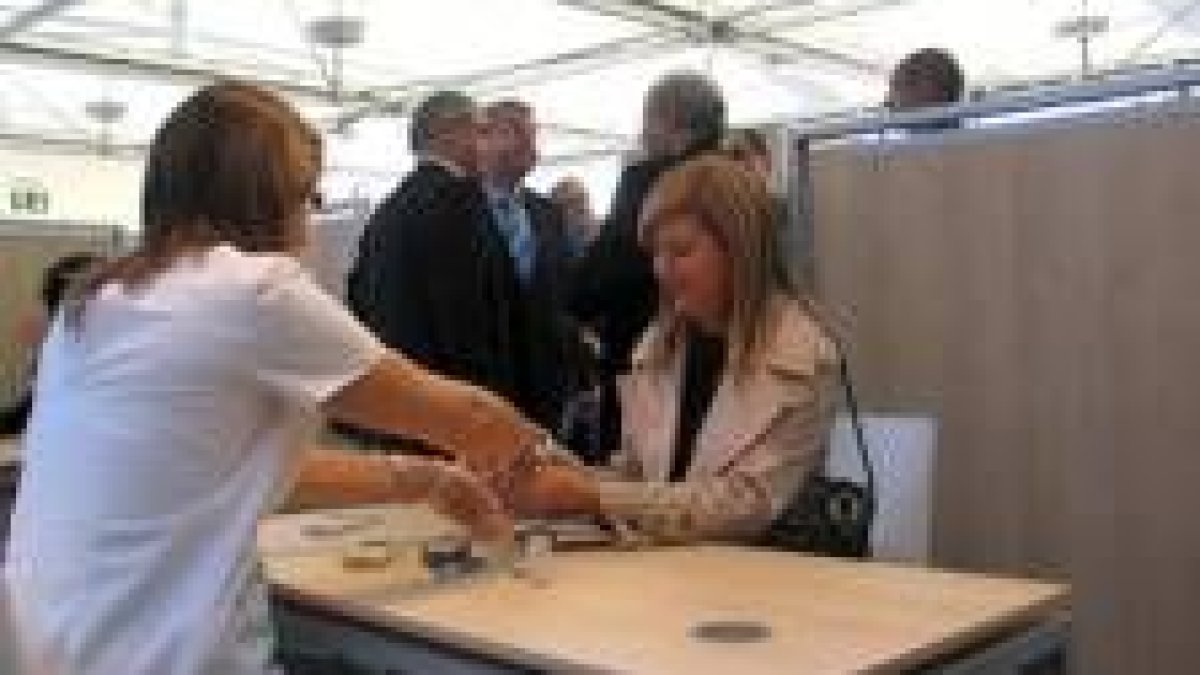 La concejala Teresa Magaz se sometía ayer a unas pruebas en la Carpa de la Salud de Caja España