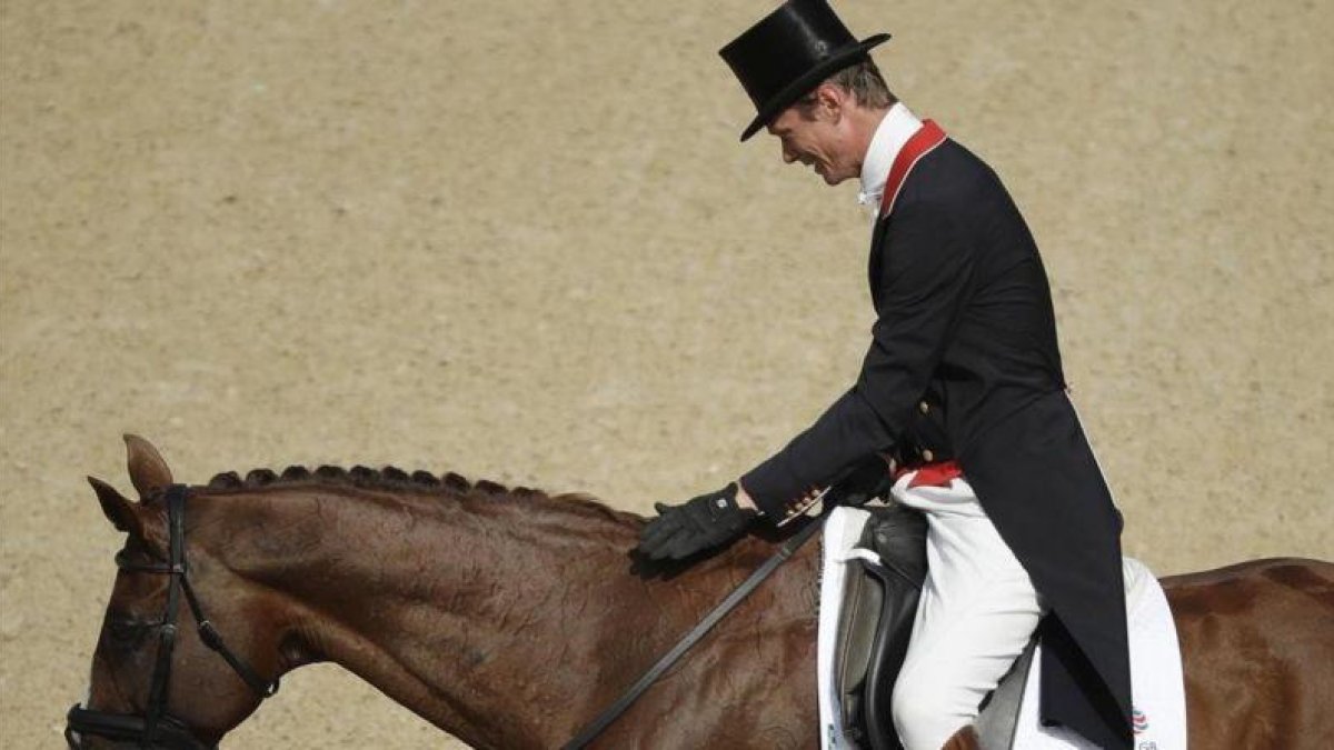 Fox-Pitt, con sombrero, a lomos de Chilli Morning.