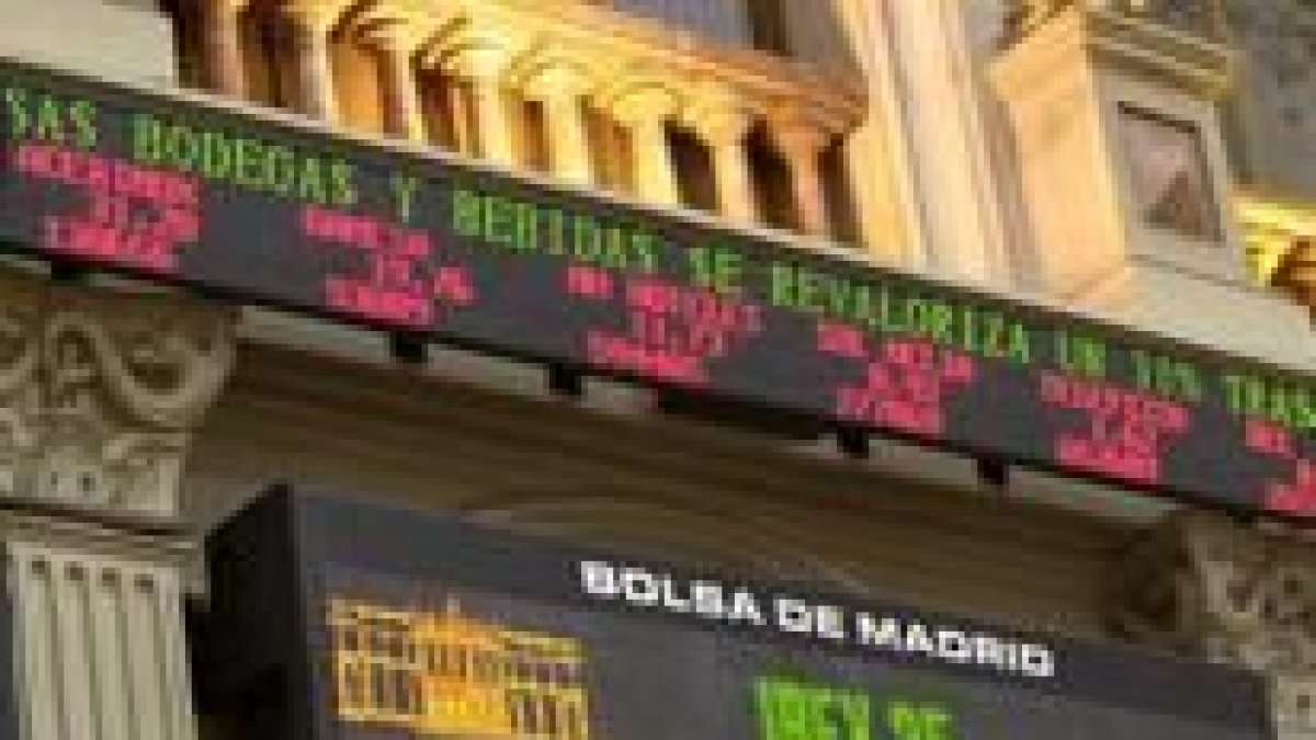 Panel de la Bolsa de Madrid donde se reflejan las cotizaciones, en una imagen de archivo