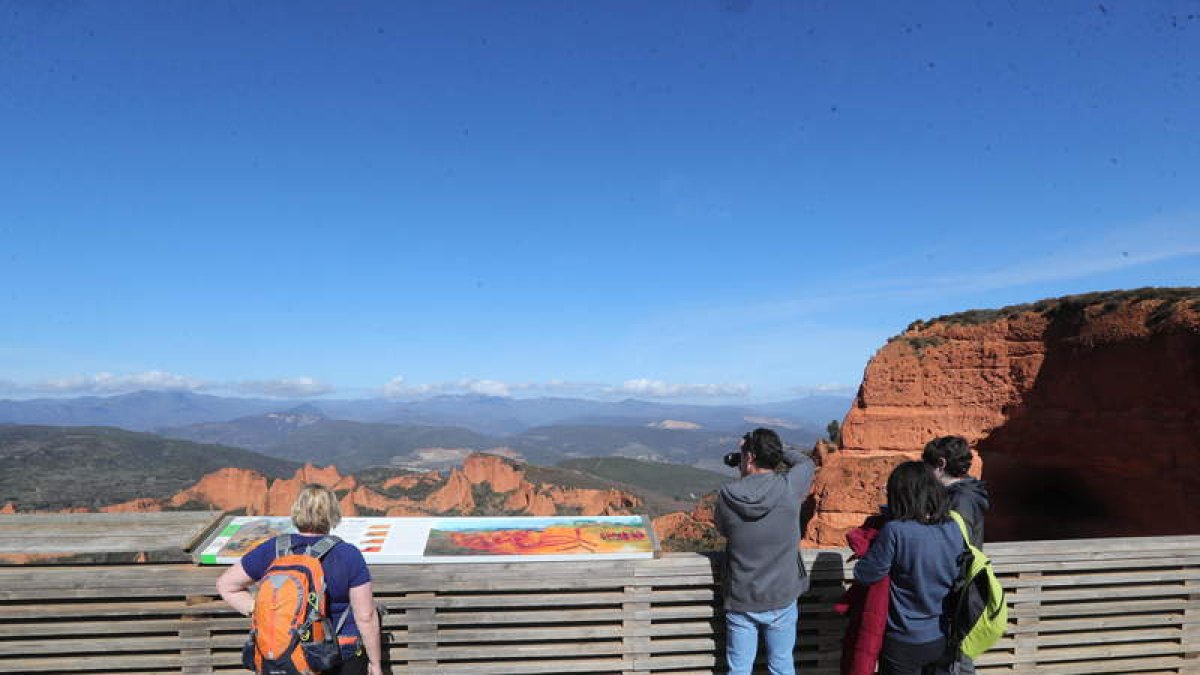 Turistas en el popular mirador de Orellán en Las Médulas, el pasado mes de abril. ANA F. BARREDO
