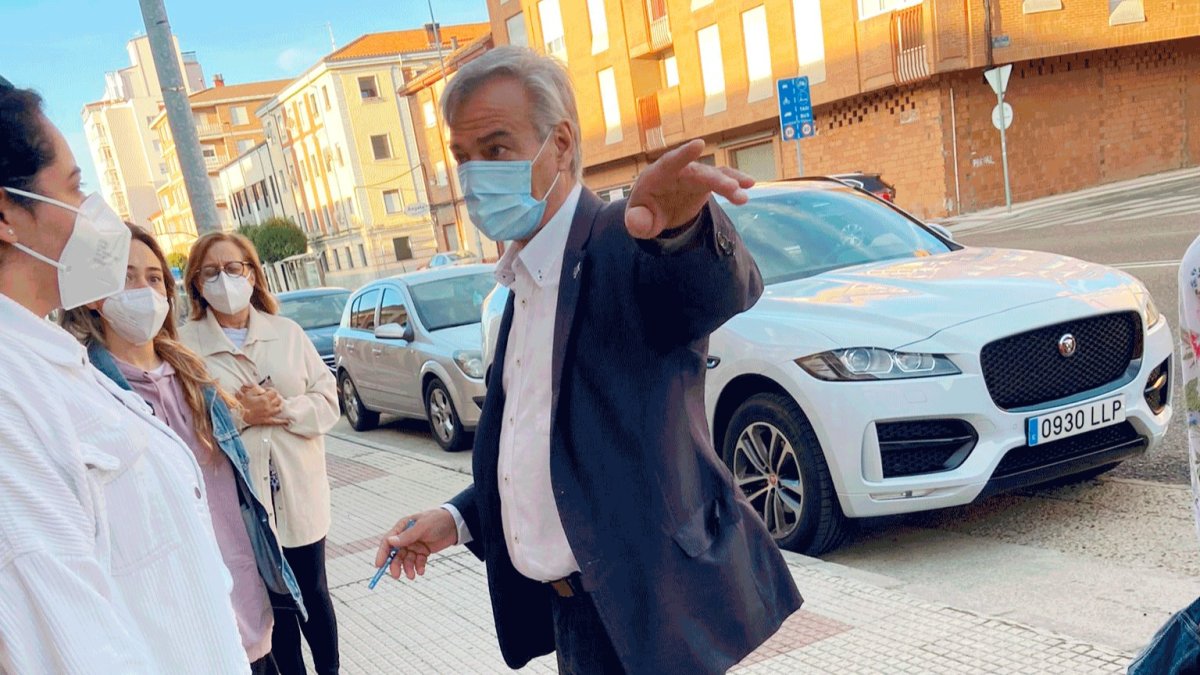 Cientos de personas se congregan en el Palacio de Exposiciones ayer, con la presencia de los agentes policiales. MARCIANO PÉREZ