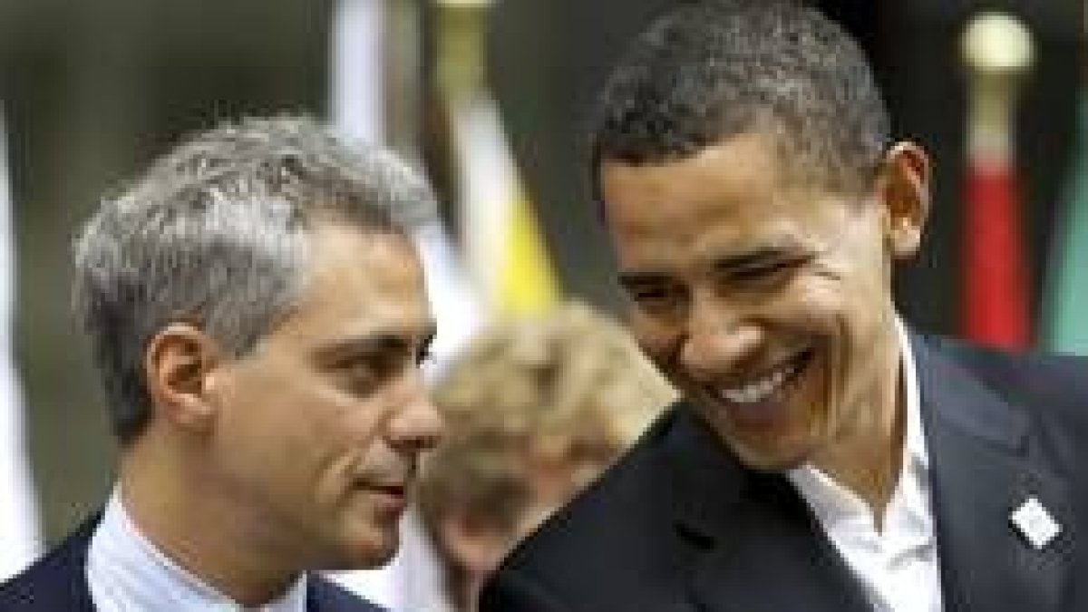 Emanuel charla con el presidente electo Barack Obama, ayer, tras ser designado jefe del gabinete
