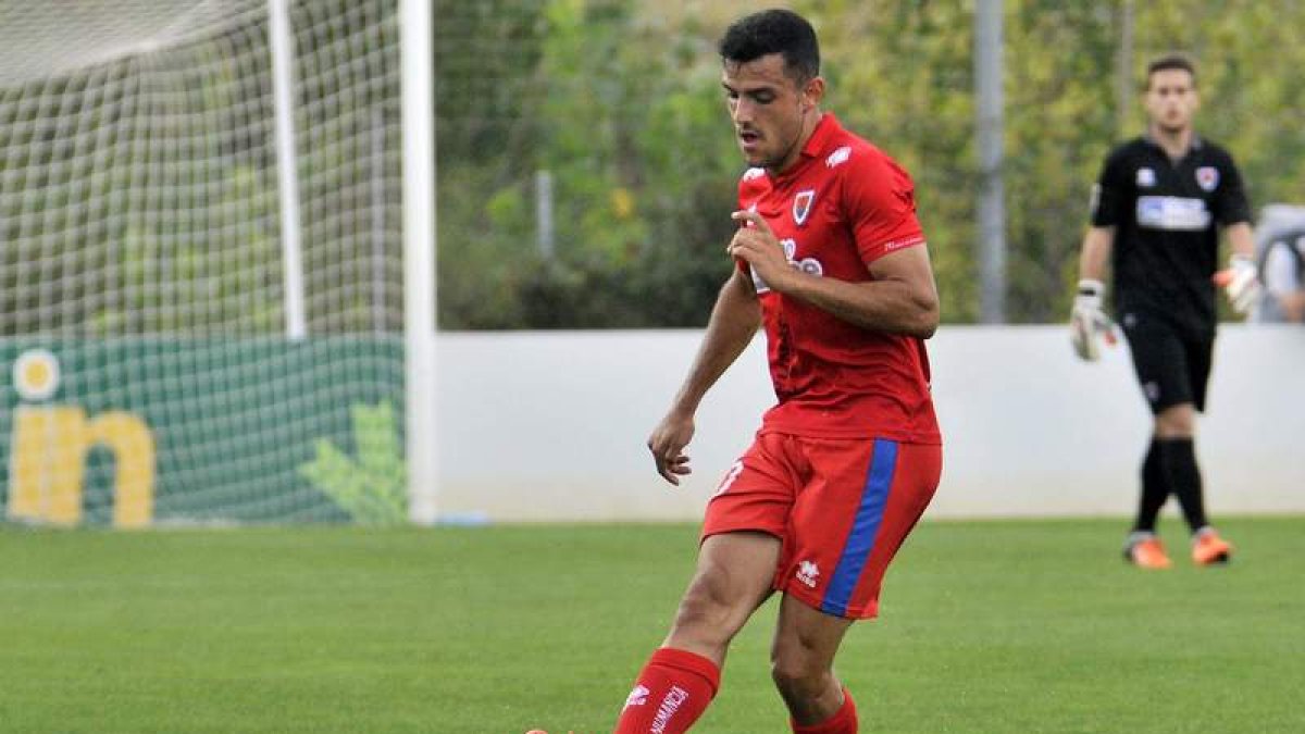 Raúl, con el filial del Numancia, a punto de lanzar un córner. HÉCTOR VALLEJO