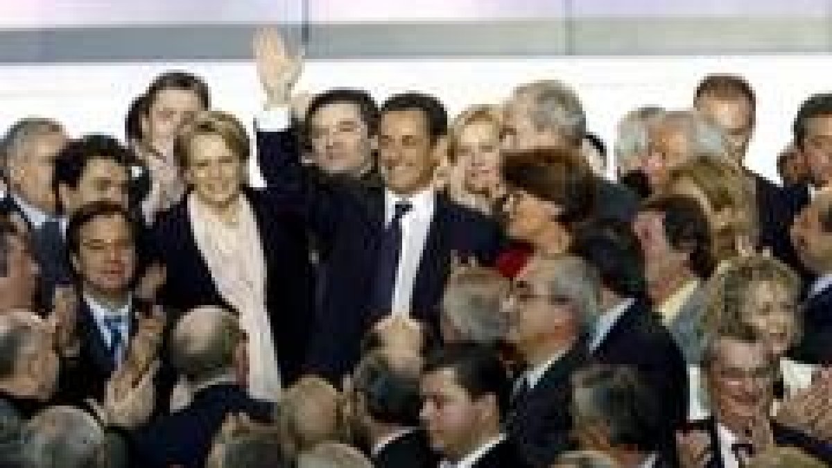 Un pletórico Nicolas Sarkozy saluda a los asistentes rodeado de la cúpula de la UMP