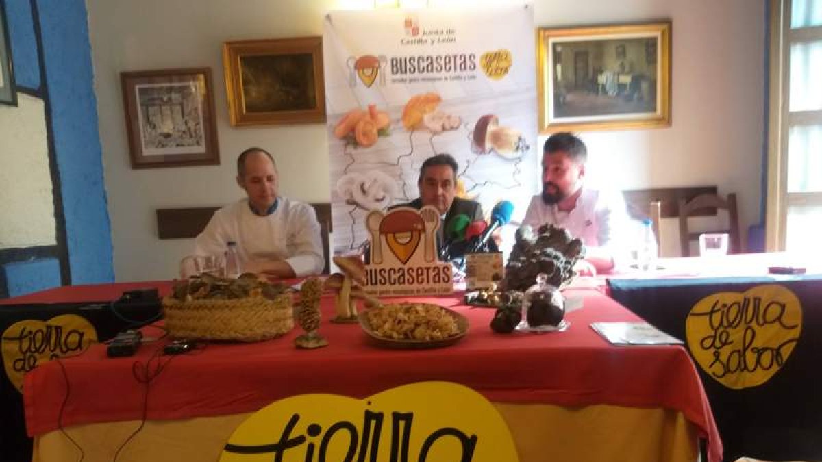 Raúl Vidal, Rafael Sáez y Jesús Serrano, en la Bodega Regia ayer. DL