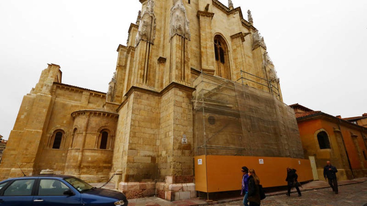 Detalle del andamio colocado en San Isidoro en la zona donde se han detectado fracturas en varias losas.