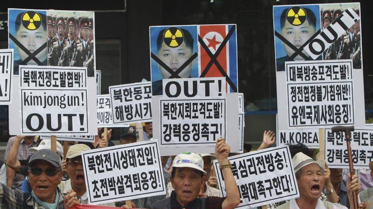 Activistas surcoreanos en protesta contra Corea del Norte en Paju.