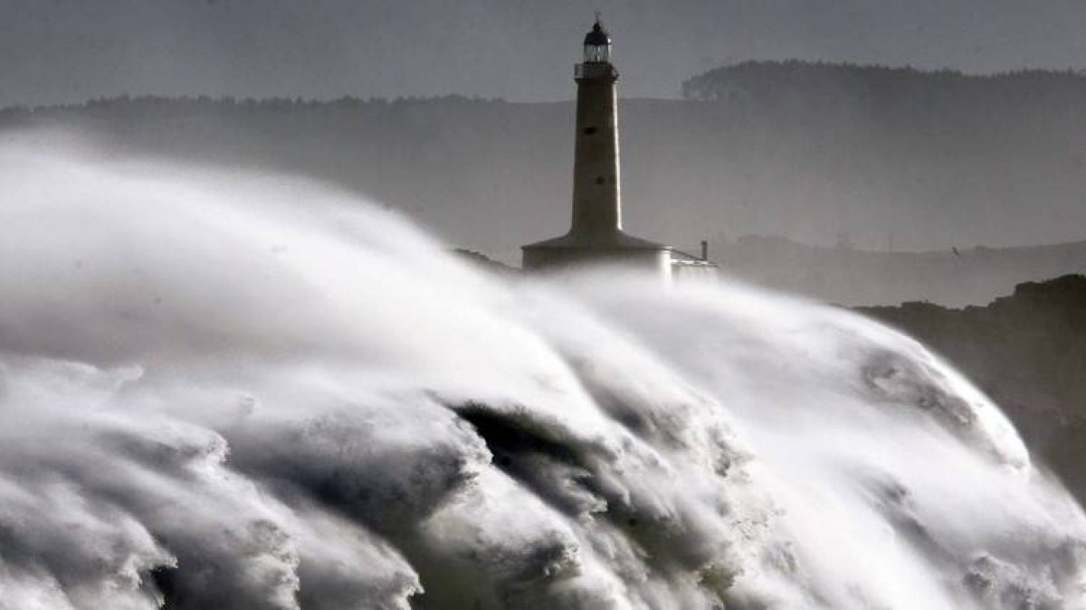 Una ola rompe frente a la isla de Mouro en la bocana del puerto de Santander