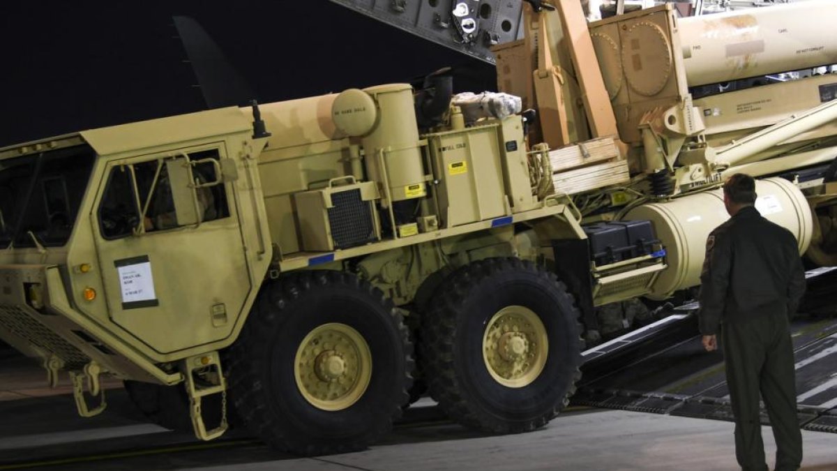 Un camión que transporte partes del sistema antimisiles, a su llegada a la base militar de Osan, en Corea del Sur, en una imagen facilitada por el Ejército de EEUU.