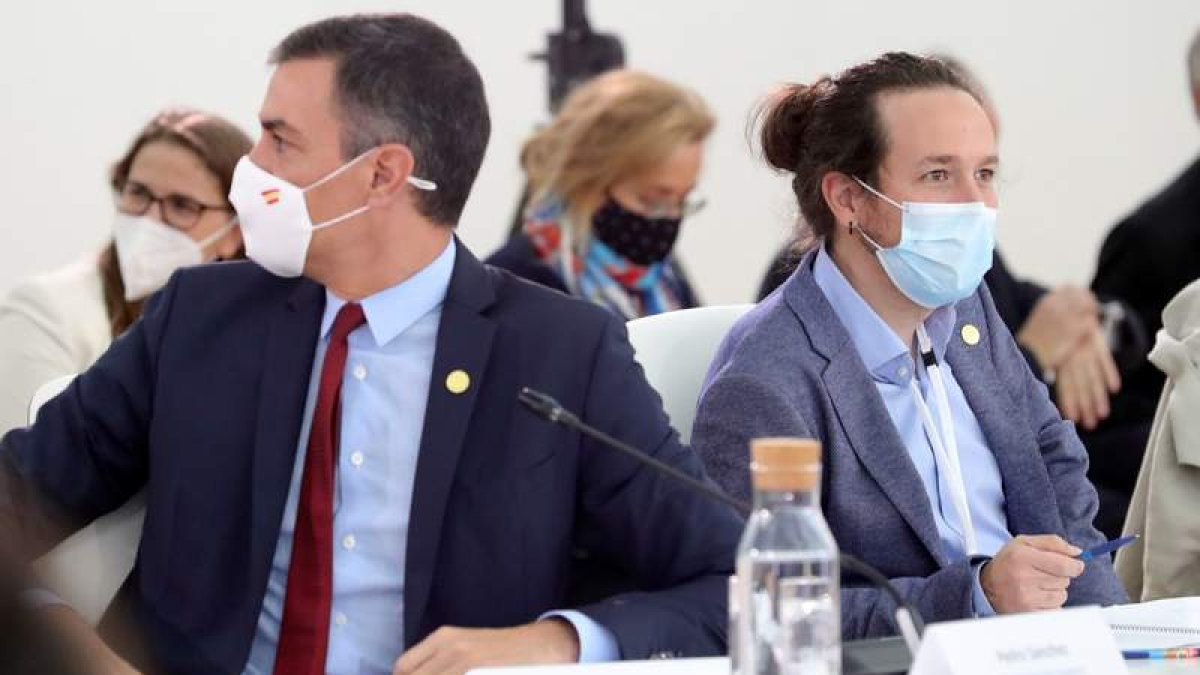 Pedro Sánchez y Pablo Iglesias en la XXXI Cumbre Ibérica celebrada en octubre en Guarda. JUANJO MARTÍN