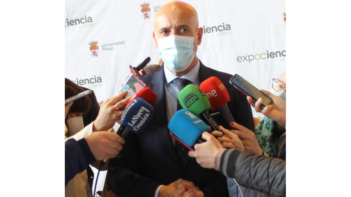 Diez hizo las declaraciones ayer en la visita a Expociencia. DL
