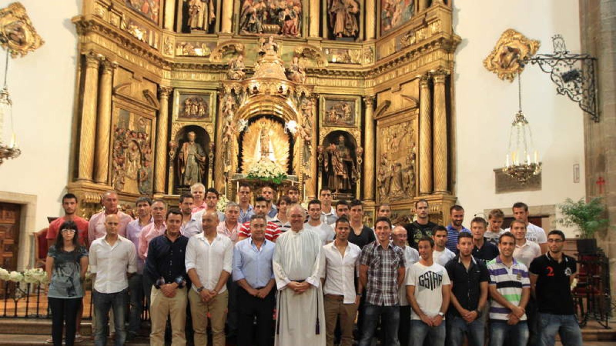 Plantilla, técnicos y dirigentes de la Deportiva pidieron amparo a la Virgen de la Encina.