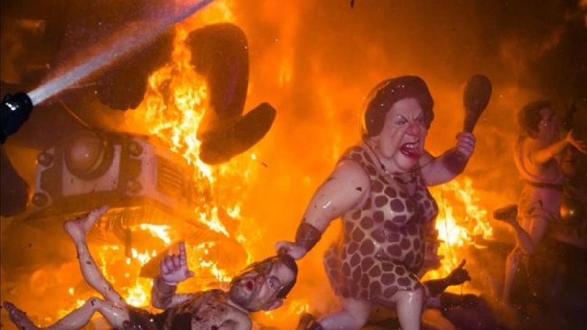 Dos 'ninots' de Rita Barberá y Mariano Rajoy arden en una falla de Valencia.