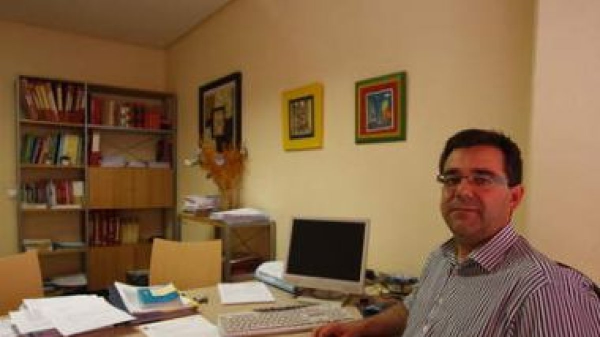 Emilio Guereñu sigue de cerca la evolución de la venta de entradas para el Cultural-Barça.