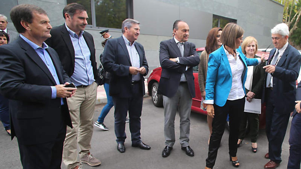 Varios alcaldes del Bierzo acudieron al acto.