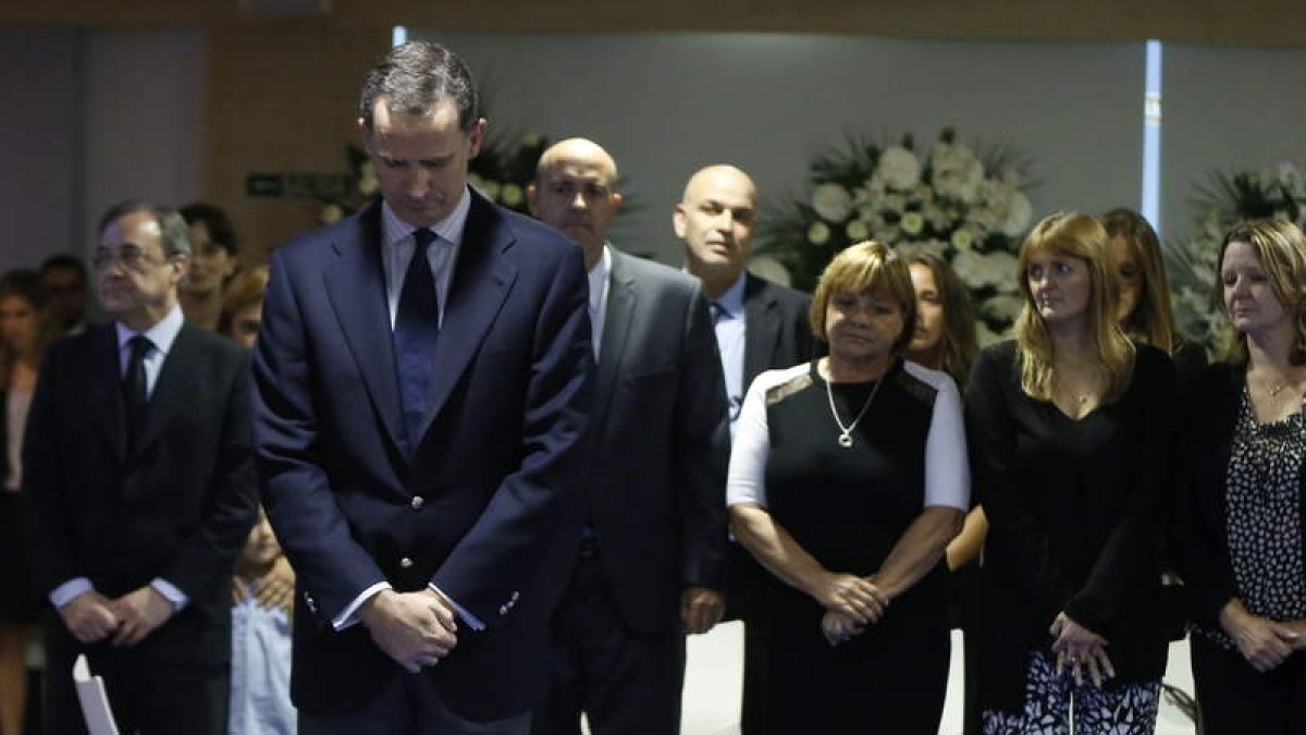 El rey Felipe VI y el presidente del Madrid, Florentino Pérez, en la capilla ardiente de Di Stéfano.